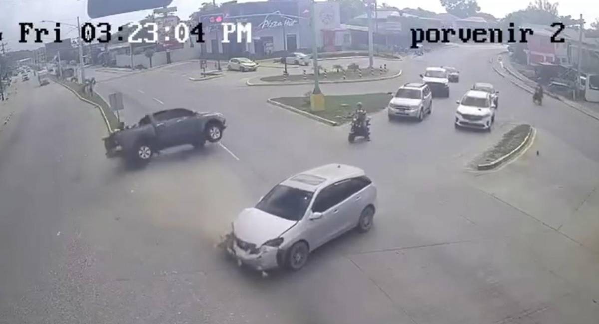 Por homicidio imprudente acusan a conductor de pick up que se pasó semáforo en rojo y murió bebé