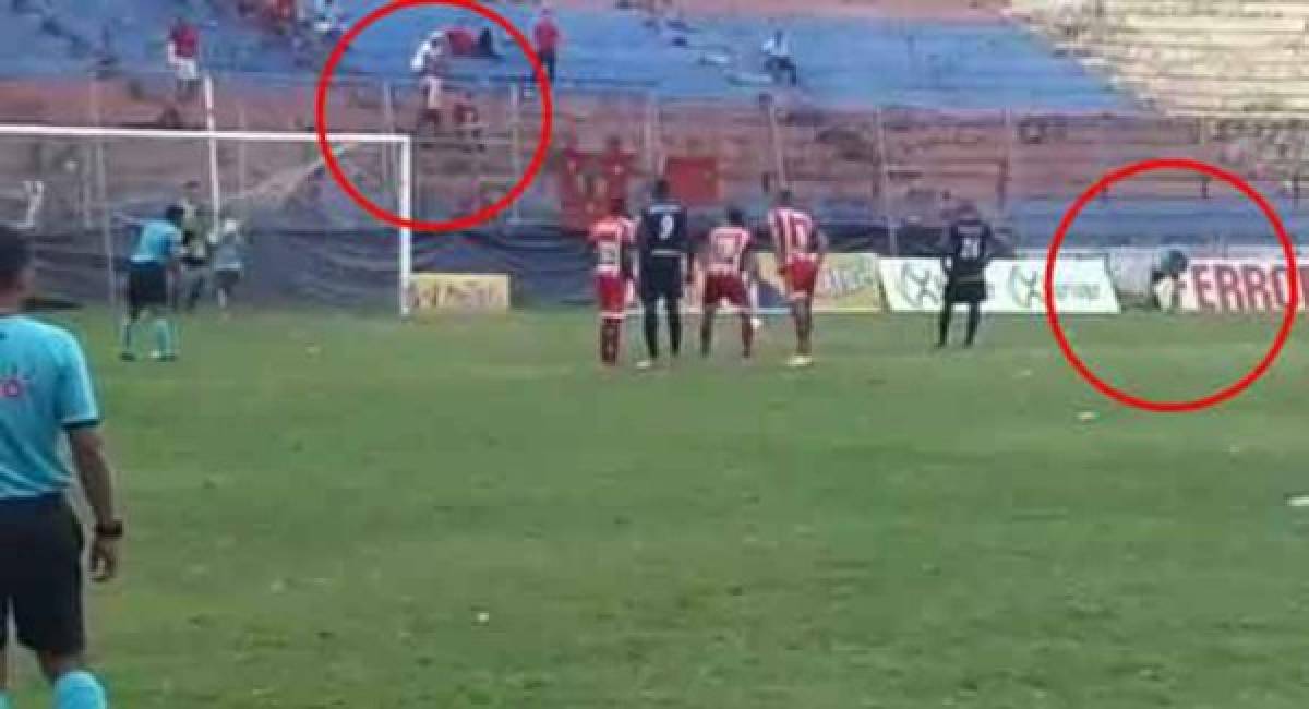 El asistente 1 Gerson Matute recibió una pedrada por parte de un aficionado del Vida luego de que el central Erick Andino sancionó un penal a favor del Juticalpa. Este fue el momento en que el línea fue agredido.