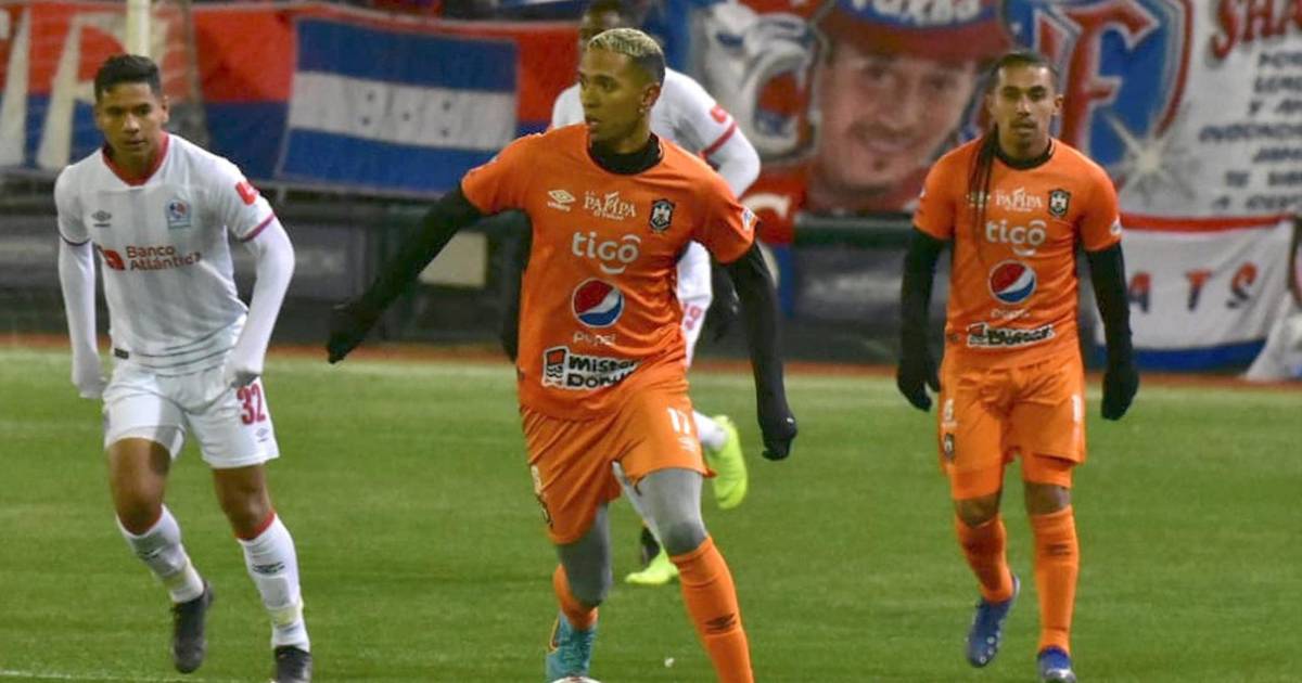 Olimpia evitó en el último suspiro una derrota ante Águila en partido