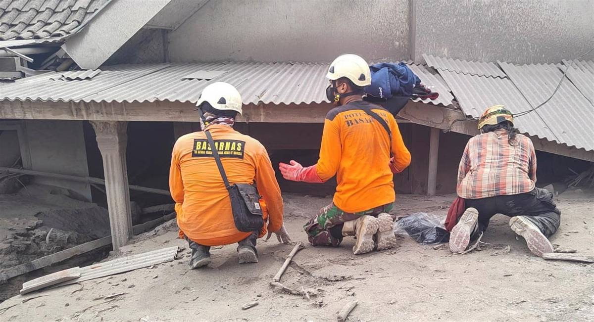 Las labores de búsqueda y rescate se efectúan en once poblaciones asentadas en la ladera del monte Semeru, con 3.676 metros del altura el más alto del país, aunque se han visto dificultadas por la fuerte lluvia que ha embarrado algunas zonas y la baja calidad del aire.