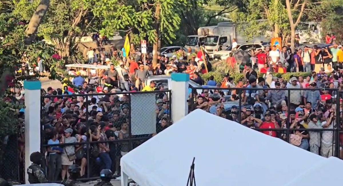 Alarmados y en tensión inversionistas vigilan oficinas de Koriun en Choloma