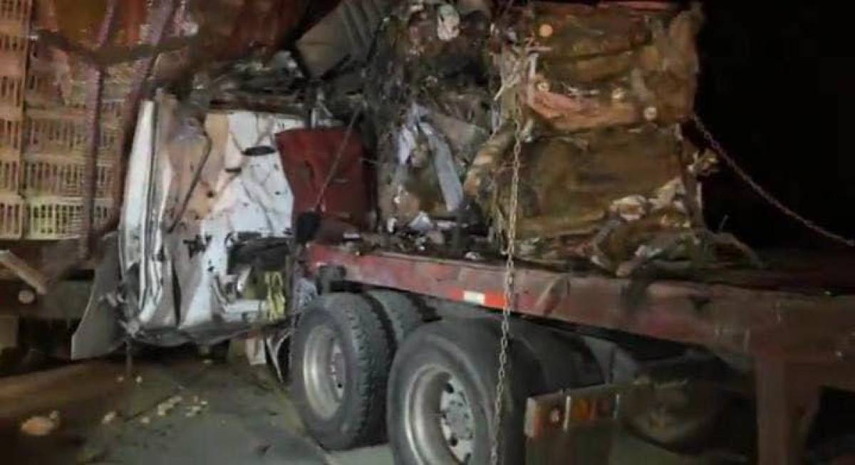 Rastra sin frenos choca contra caseta de peaje en Santa Cruz de Yojoa; el conductor murió (Fotos)