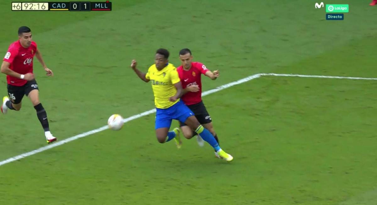 Momento en donde Antony Lozano recibió una carga por parte del jugador Sastre del Mallorca.