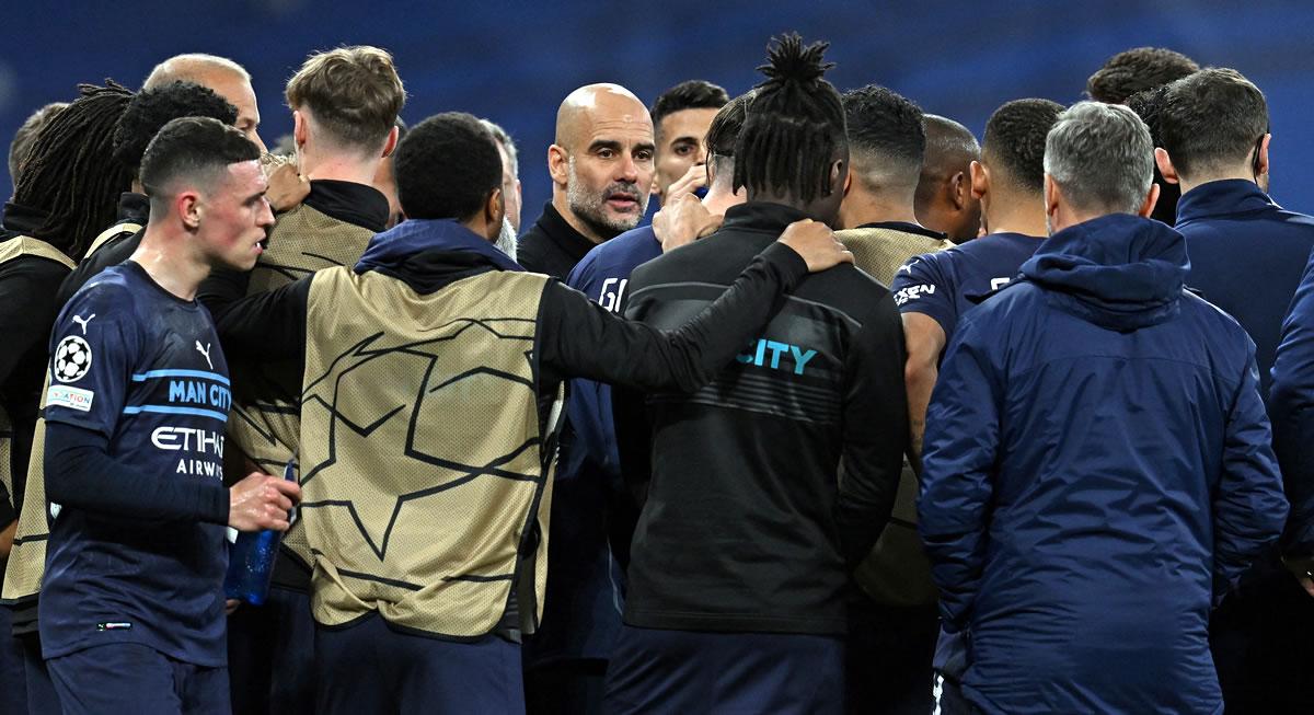 Pep Guardiola dando indicaciones a sus jugadores antes del inicio de la prórroga.