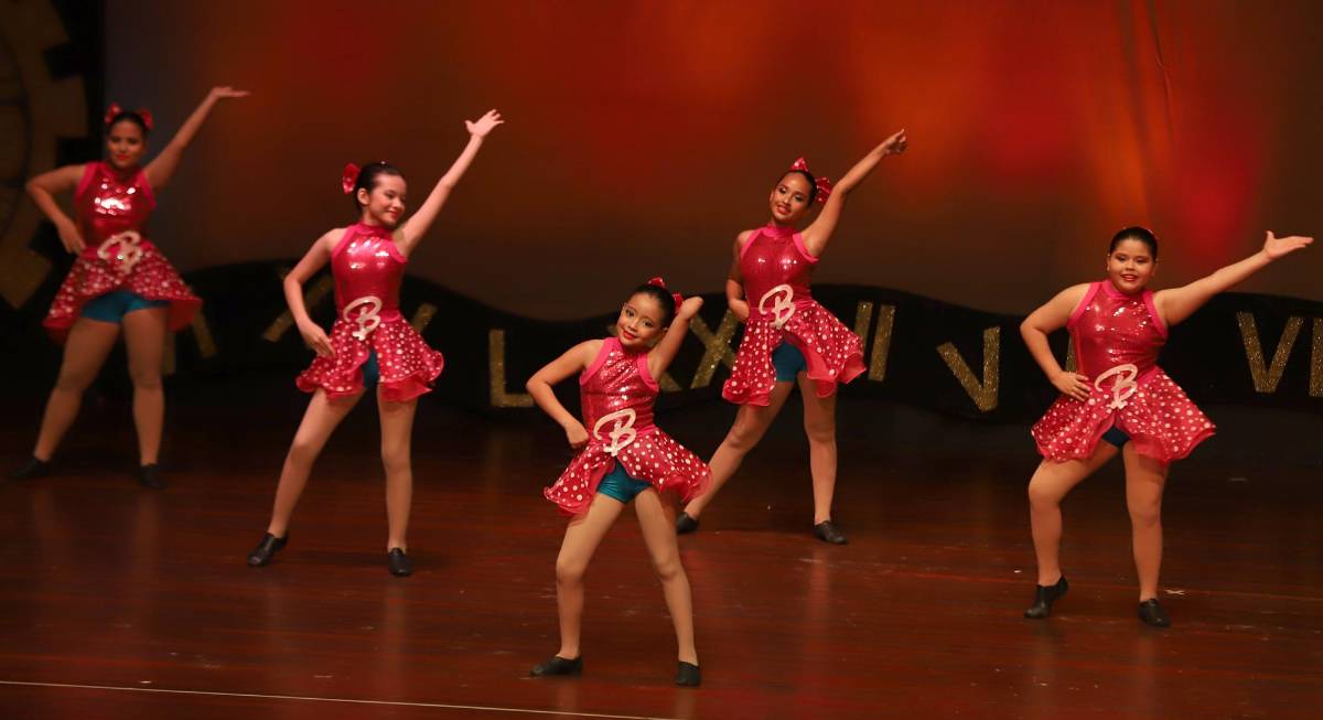 Alumnas de Bellas Artes impactan con su show “Fast Forward & Rewind”