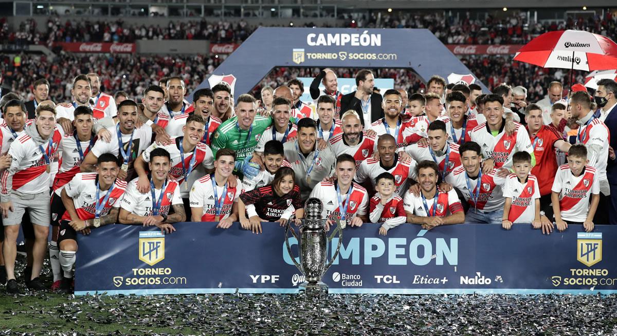 El plantel de River Plate posando con el trofeo de campeones.
