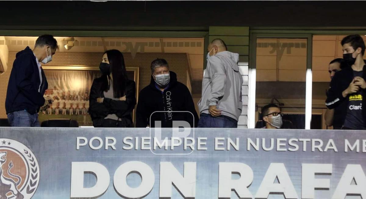 El entrenador de la Selección de Honduras, Hernán ‘Bolillo‘ Gómez, estuvo en el palco del Olimpia observando el partido Motagua-Real España.