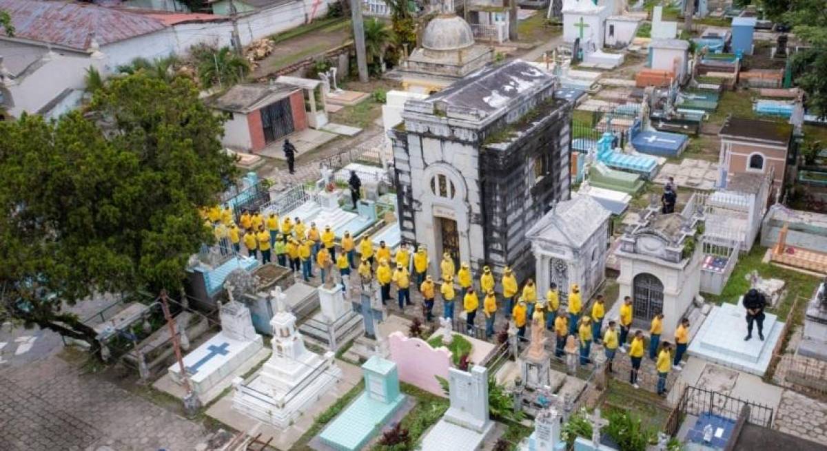 El Gobierno de Bukele indicó que un grupo de reos que integran el programa penitenciario “Yo cambio”, fueron los encargados de destruir varias tumbas en el cementerio de Santa Tecla.