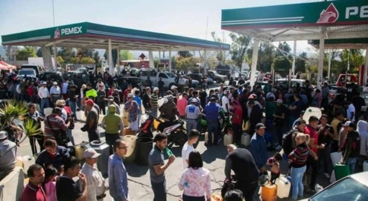 Enormes filas durante varias horas han tenido que realizar miles de mexicanos para poder obtener un poco de combustible ante la crisis de desabastecimiento que sufre el país.