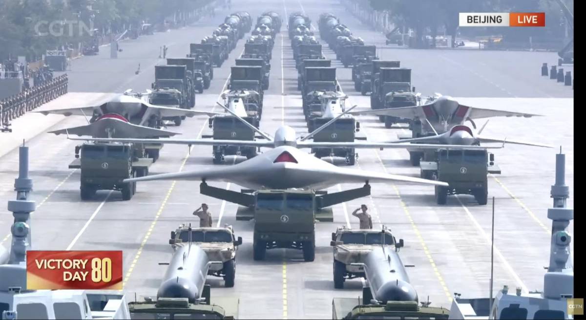 China muestra su “imparable” avance militar con drones, misiles y robots en desfile