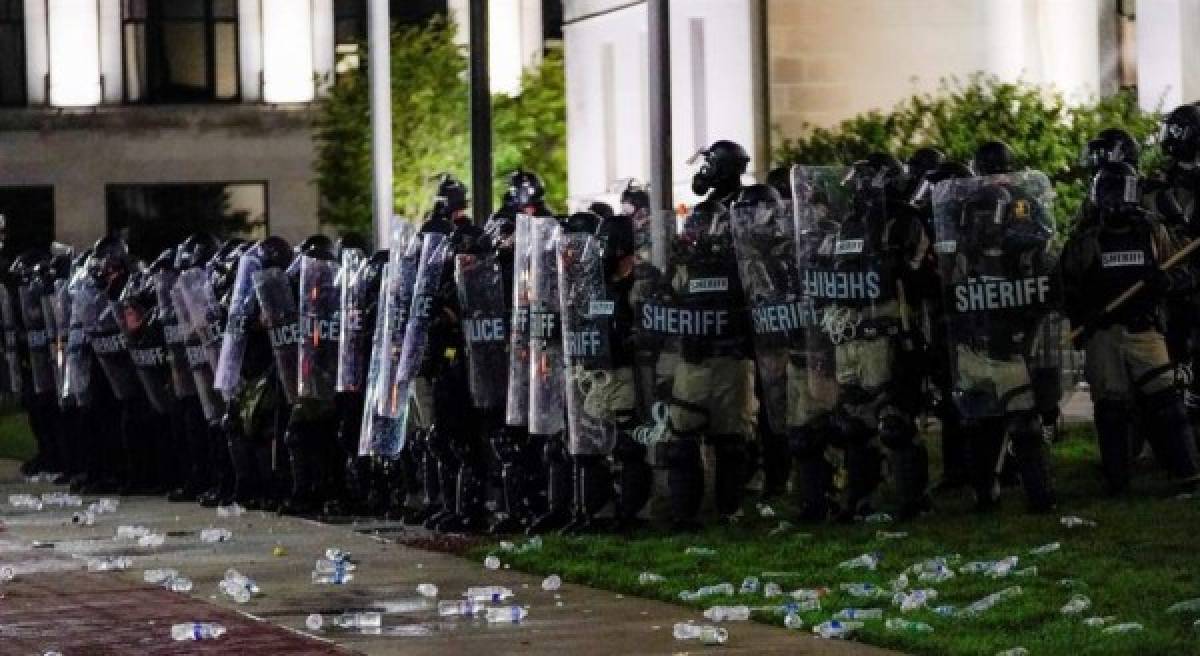 El gobernador de Wisconsin, Tony Evers, envió a 125 miembros de la guardia nacional a la ciudad para mantener el orden el lunes por la noche.