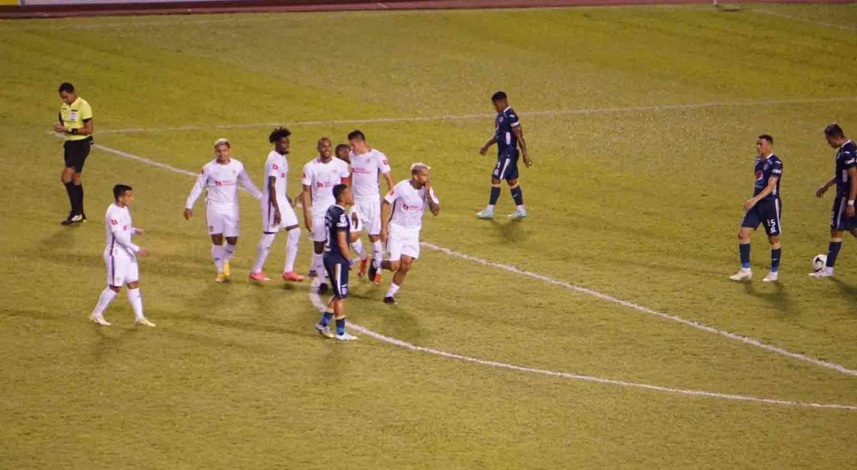 Mira las mejores postales que dejó el polémico triunfo de 3-1 del Olimpia ante Motagua en una nueva edición del clásico del fútbol hondureño.