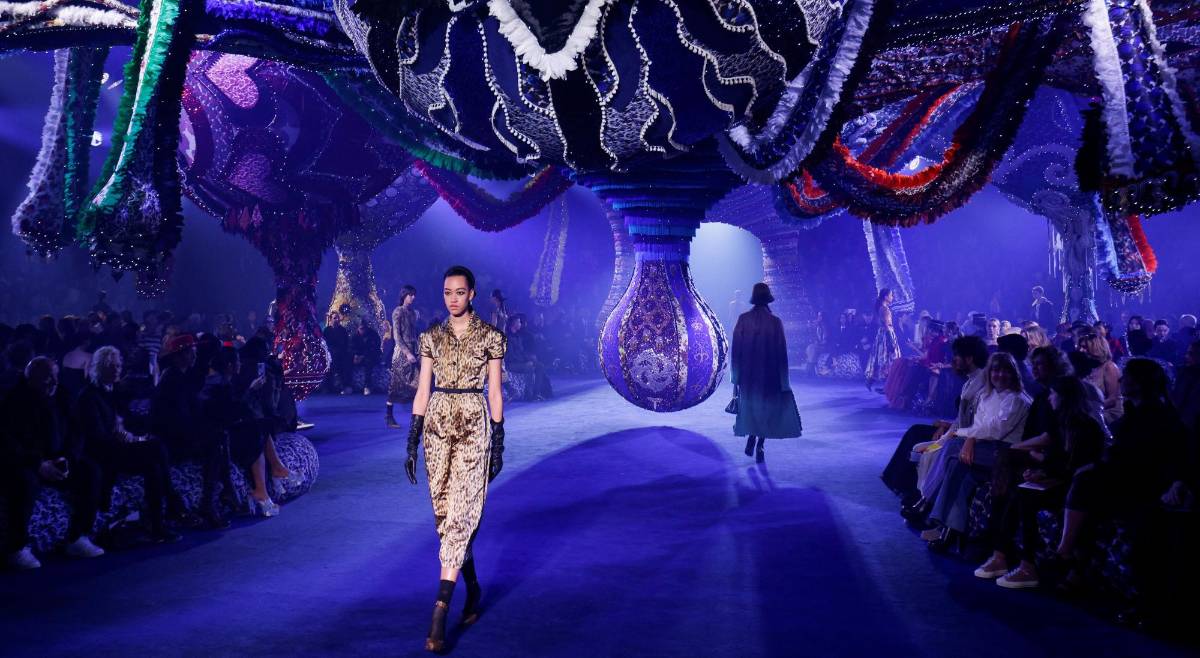 Dior convierte la pasarela en un cuento de hadas con esculturas bordadas