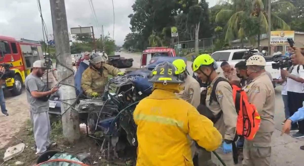 El carro quedó destrozado, pero Alexander sobrevive de milagro tras choque en San Manuel
