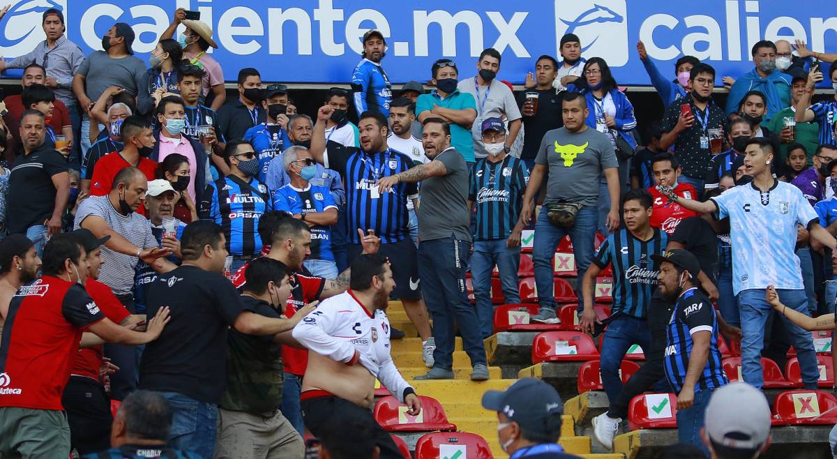 Suspendida jornada de fútbol mexicano por los hechos violentos en el Querétaro- Atlas