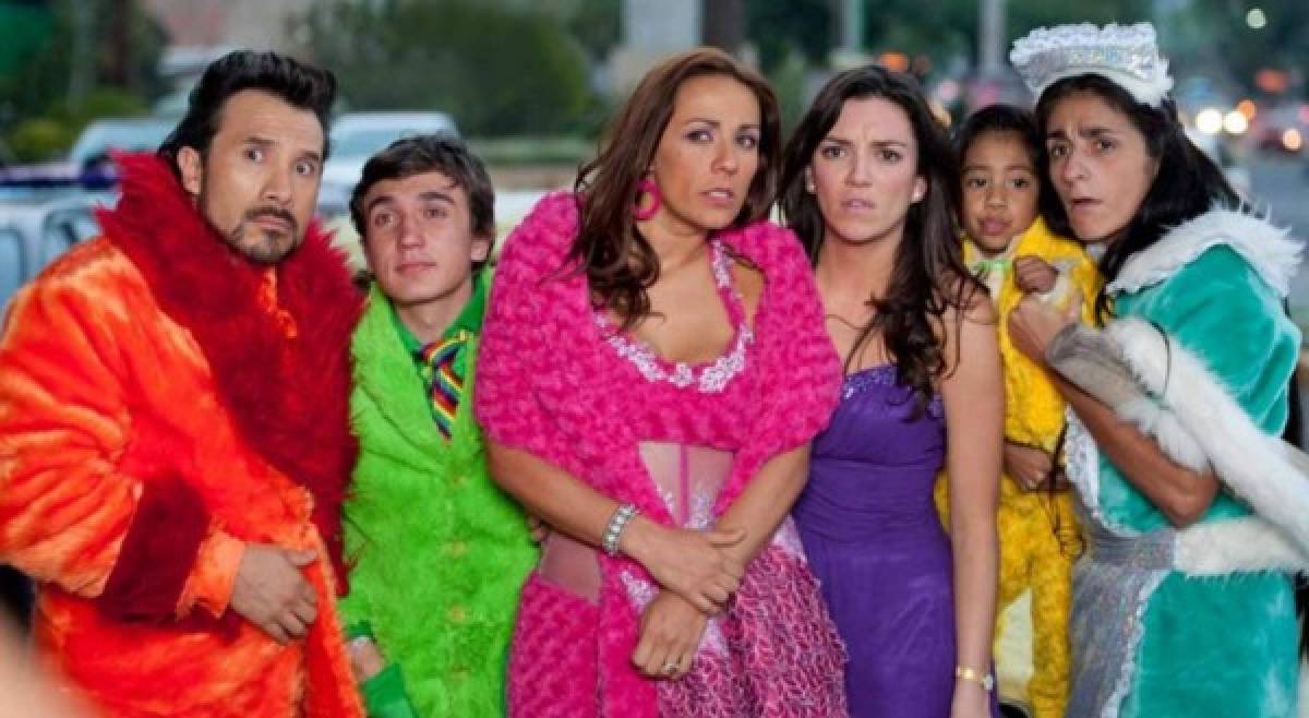 La comedia que comenzó a transmitirse en 2002 y terminó en 2012 estaba protagonizada por Eugenio Derbez (Ludovico), Consuelo Duval (Federica), Luis Manuel Ávila (Junior), Miguel Pérez (Ludoviquito) y Regina Blandón (Bibi).