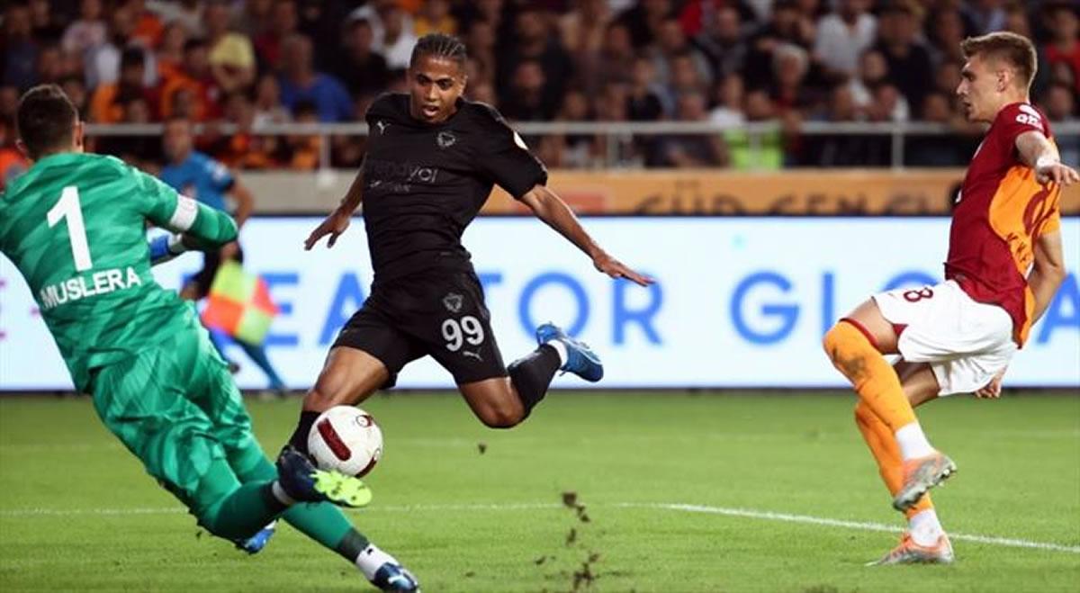 Así venció el hondureño Rigo Rivas al guardameta uruguayo Fernando Muslera para el 1-0 del Hatayspor ante el Galatasaray.