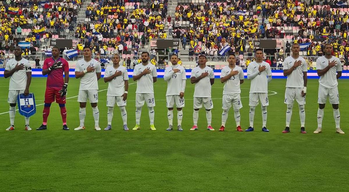 Los hondureños entonando el himno nacional de Honduras antes del partido en el DRV PNK Stadium.