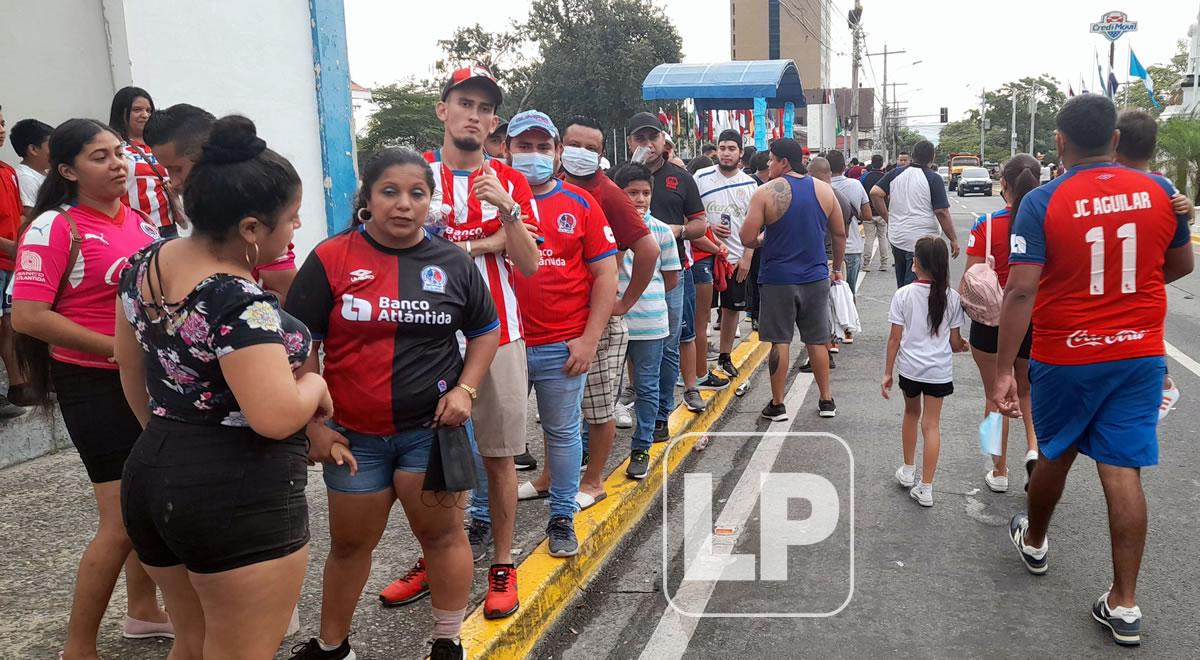 Grandes filas se hicieron en las afueras del Morazán para ingresar al estadio.