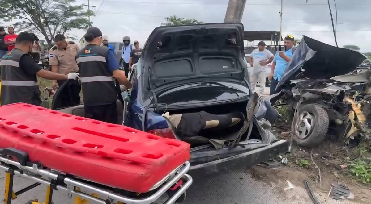El carro quedó destrozado, pero Alexander sobrevive de milagro tras choque en San Manuel