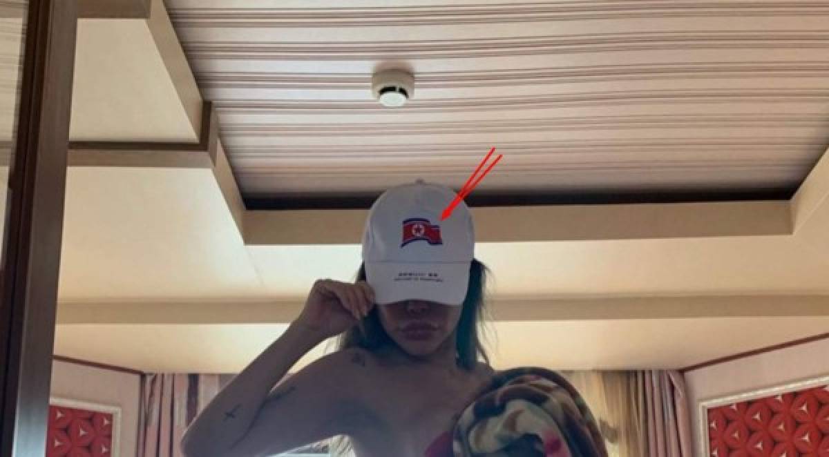 La foto, que se supone fue tomada en la habitación del hotel en Pyongyang, muestra a Gutiérrez tapándose con una sábana y portando una gorra con la bandera norcoreana.