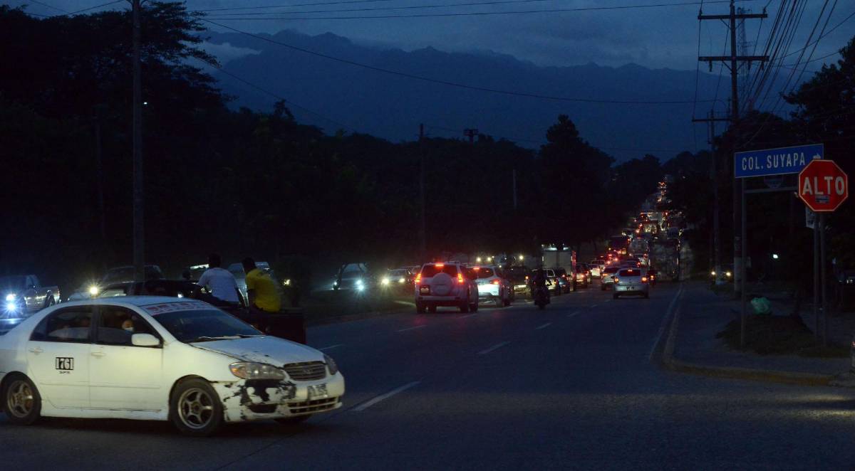 El giro a la izquierda para entrar a la colonia Suyapa causa mucho atasco en el sur.