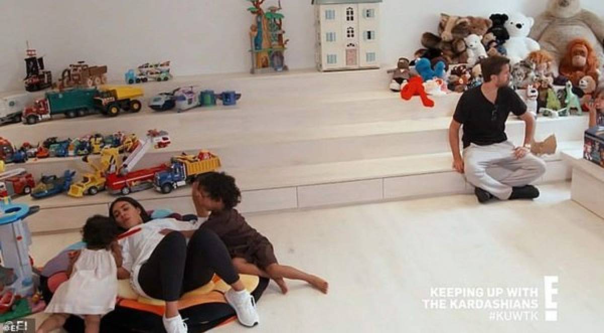 Los hijos de Kim Kardashian y Kanye West cuentan con una habitación dedicada exclusivamente a una escultura, que en términos de mortales es una instalación de arte y una sala de juegos.<br/>
