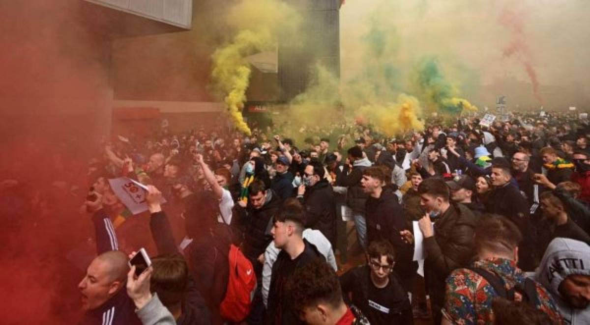 Un grupo de ultras se coló en el estadio de los 'devils' para protestar contra los propietarios del club.