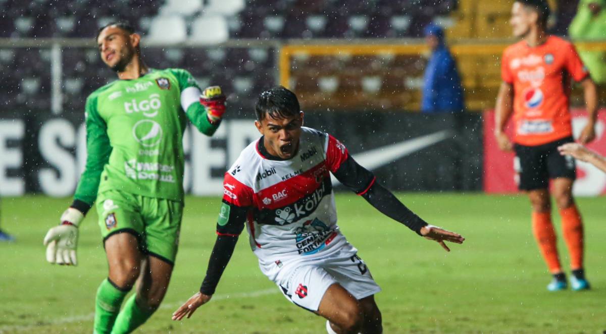 Alajuelense avanza a octavos de final de la Liga Concacaf tras golear al Águila