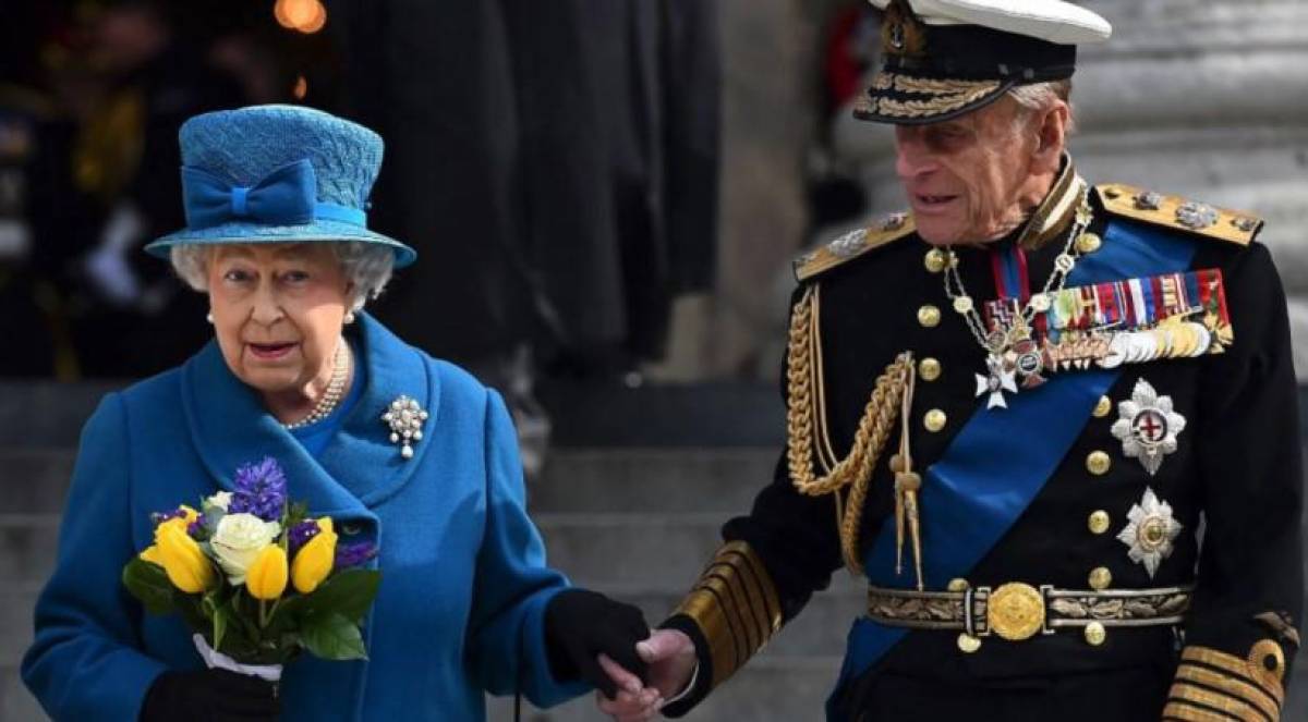 La reina será enterrada junto a su difunto esposo, el príncipe Felipe, en la capilla conmemorativa del rey Jorge VI del castillo de Windsor.