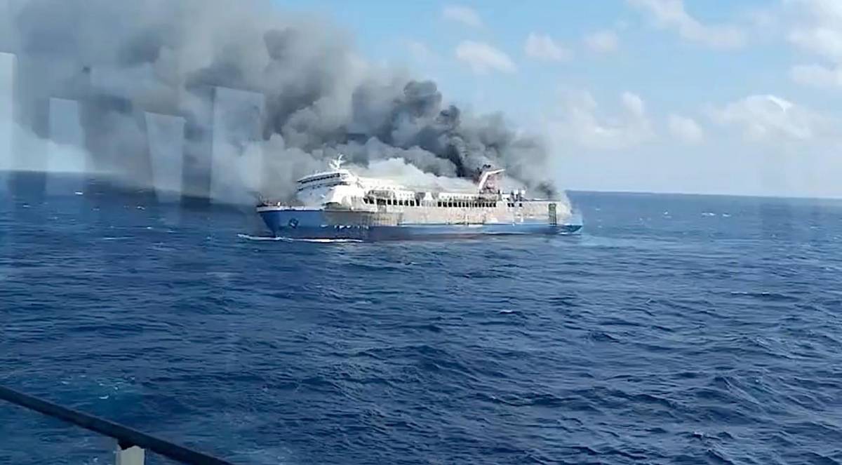Terror en Indonesia: Pasajeros se lanzan al mar tras incendio en ferry; 5 muertos y varios desaparecidos