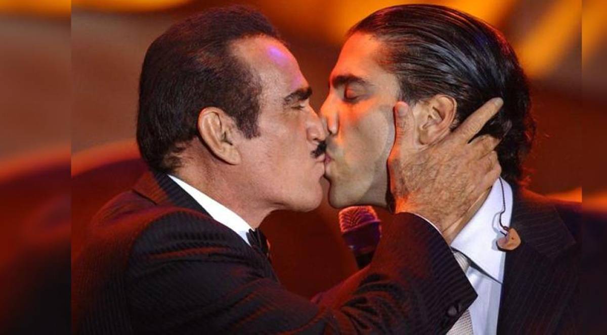 Fue bastante criticando la vez que Vicente Fernández besó a su hijo Alejandro después de un dueto en una gala homenaje en honor a él como Persona del Año de la Academia Latina de la Grabación 2002 . AFP