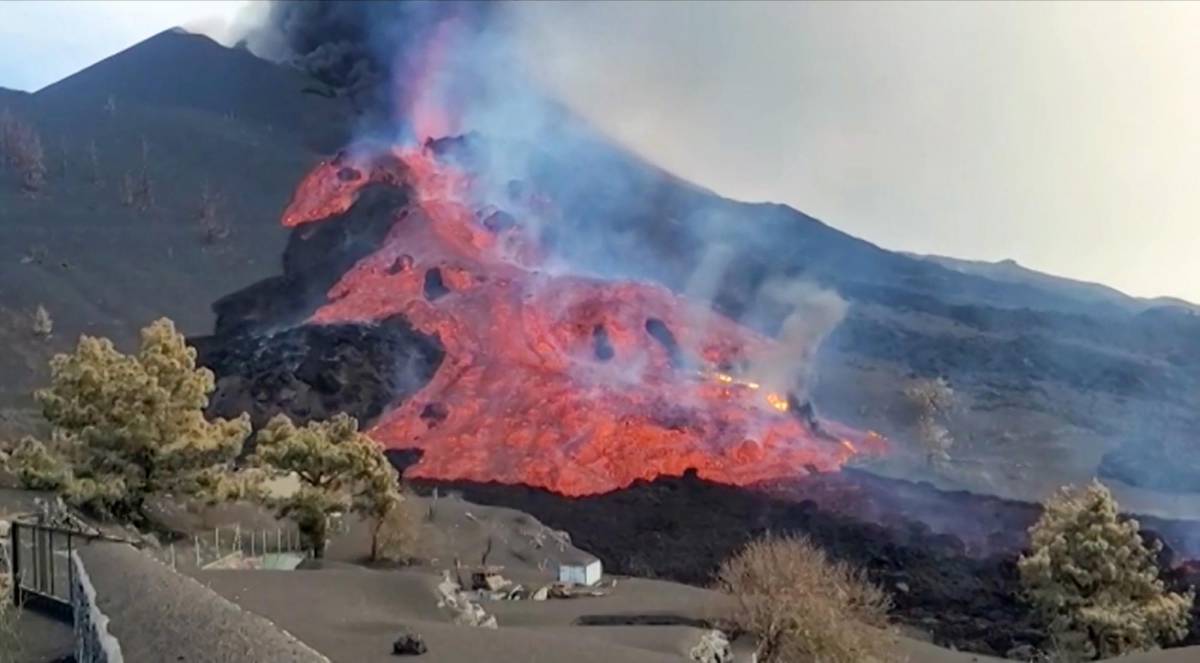 El volcán de La Palma sigue rugiendo y aumenta sismicidad en la zona