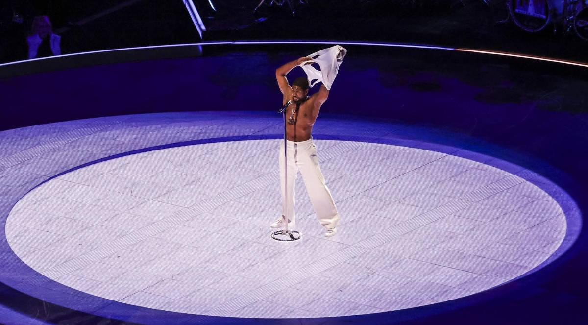 El escenario sobre el que se presentó Usher mostraba diferentes diseños iluminados que propiciaron un show magistral.