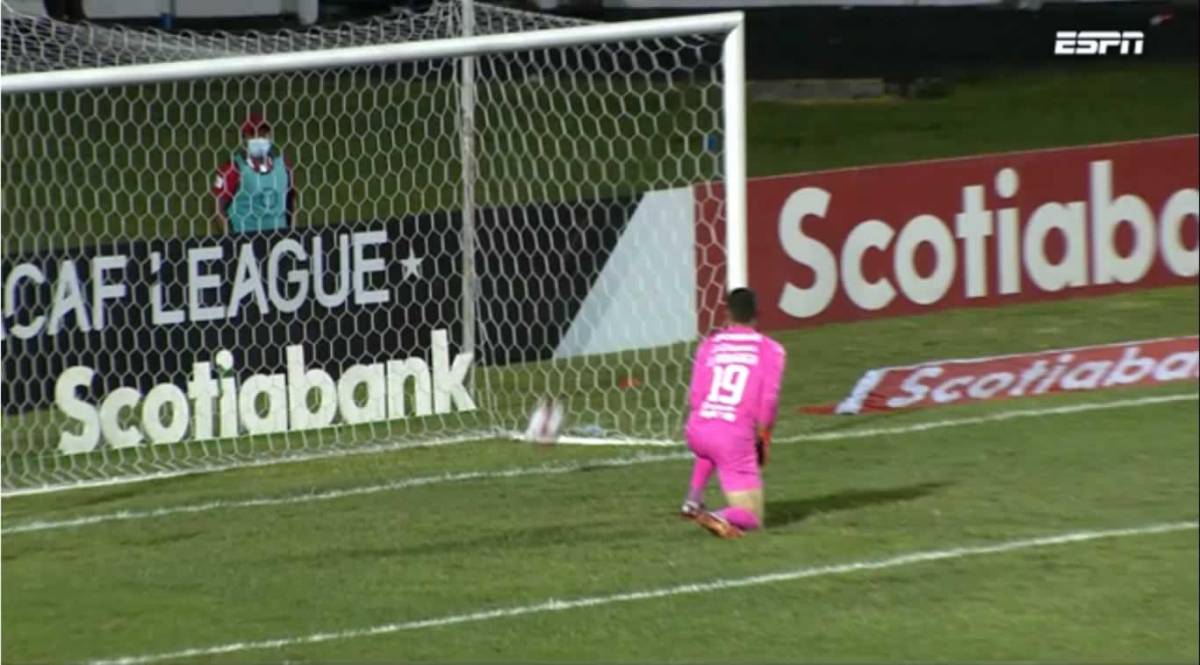 Jonathan Rougier se quedó congelado viendo la acción.