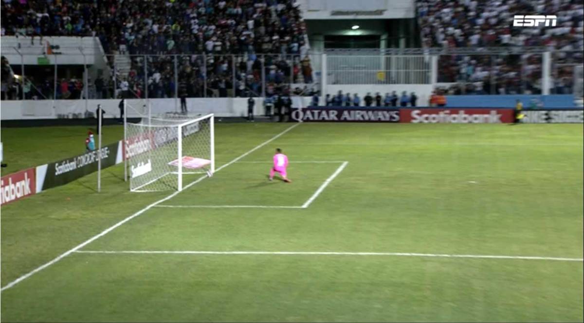 El disparo de Michaell Chirinos pegó en el poste y después rebotó en la línea.