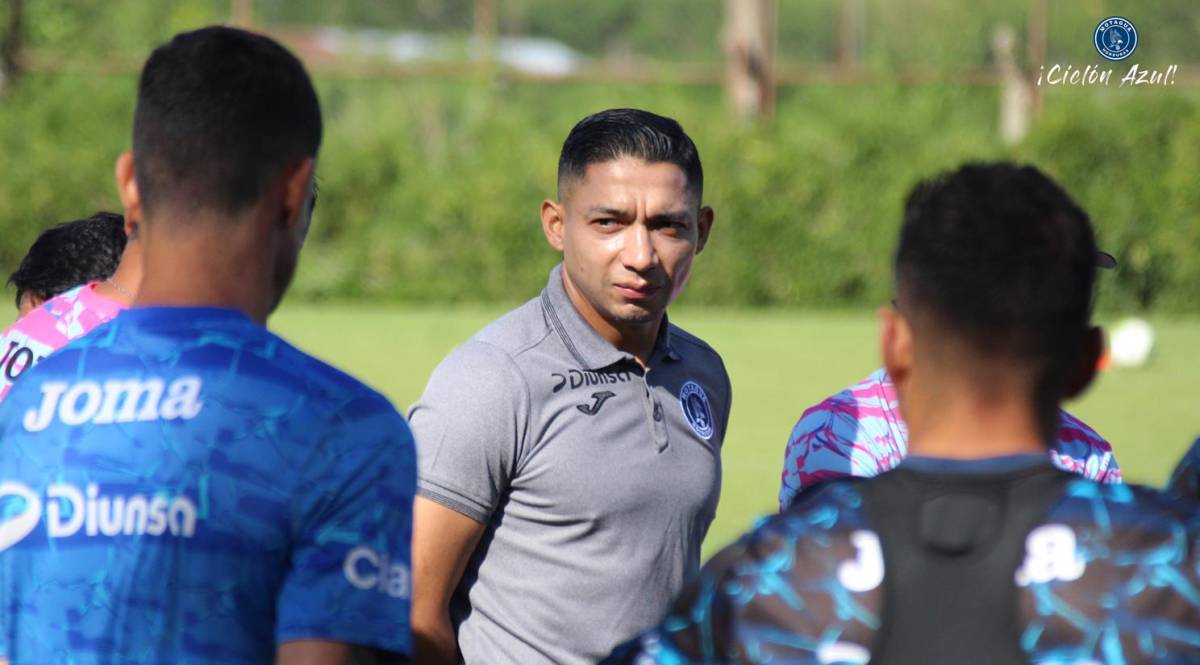 ¿Cómo lo recibieron? Emilio Izaguirre ya suda la camiseta como director deportivo del Motagua