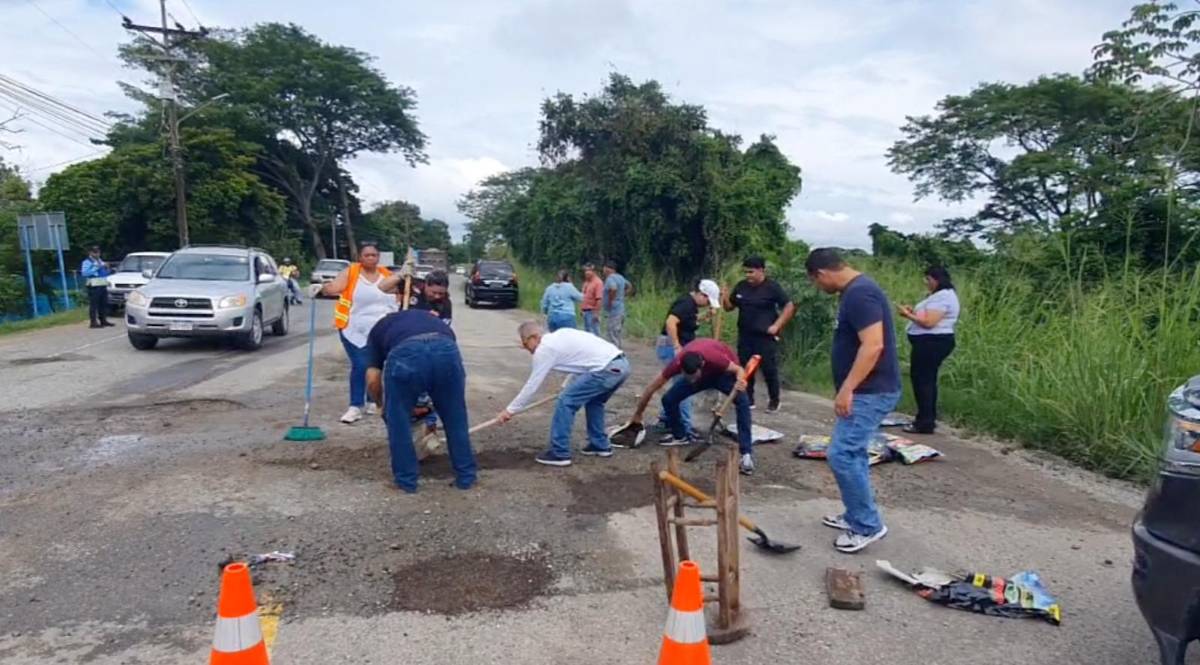 Ante la desidia del Gobierno central de reparar la calle al puerto de cabotaje, ciudadanos comenzaron a tapar baches con asfalto en frío.