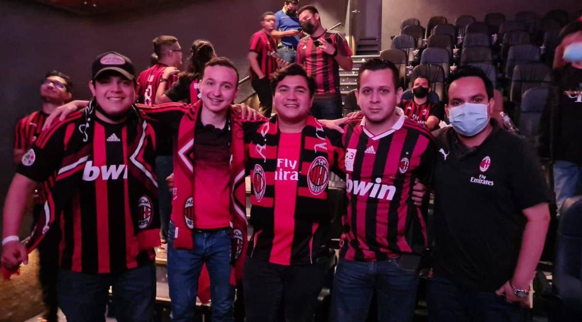 Jovénes del AC Milan lucieron emocionados tras el título conseguido por su amado club.
