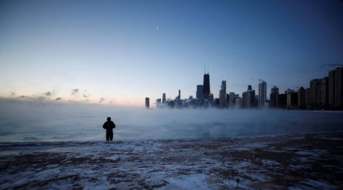 El pronóstico prevé que la temperatura todavía oscile el jueves entre los -20 y -50 grados Fahrenheit (-29 a -46 grados Celsius) en esta ciudad.