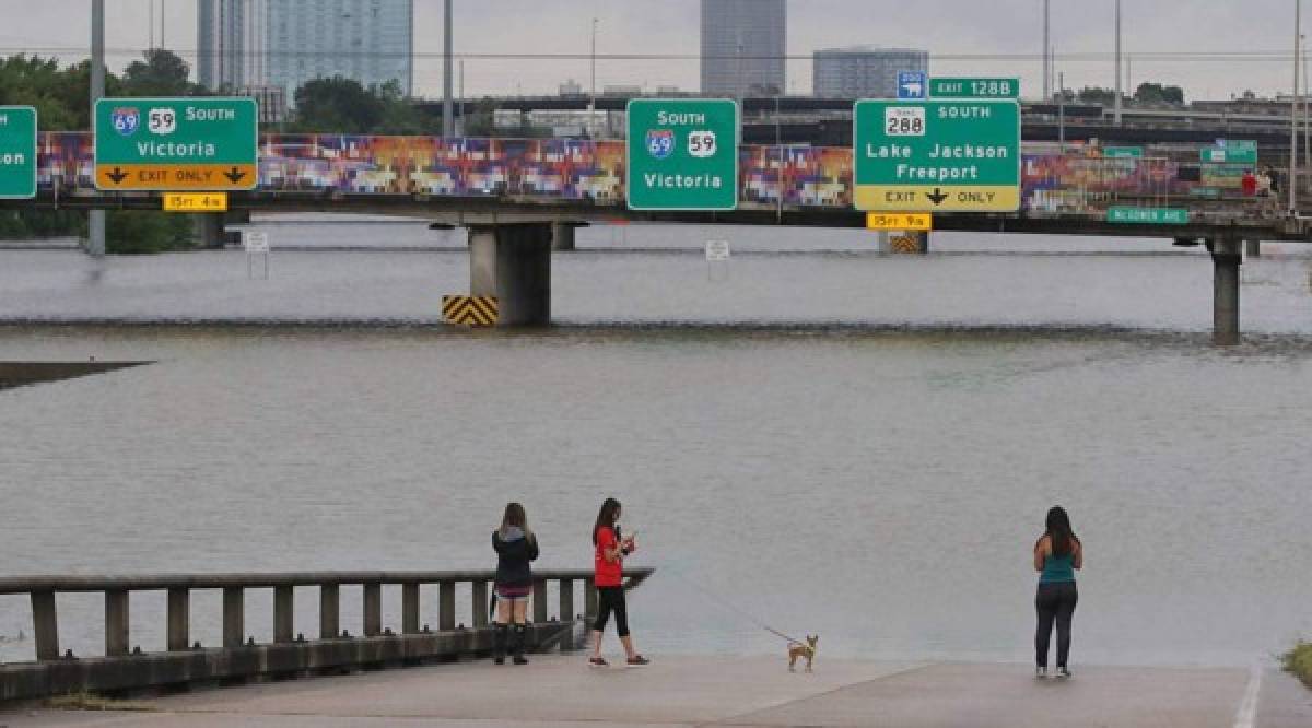 Beta se estaciona en Texas y causa inundaciones en Houston