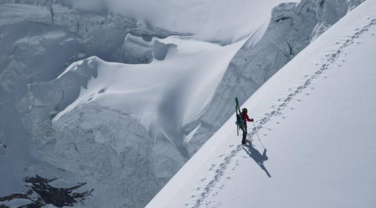 Cayó al vacío: hallan muerta a la famosa esquiadora Hilaree Nelson en el Himalaya (FOTOS)