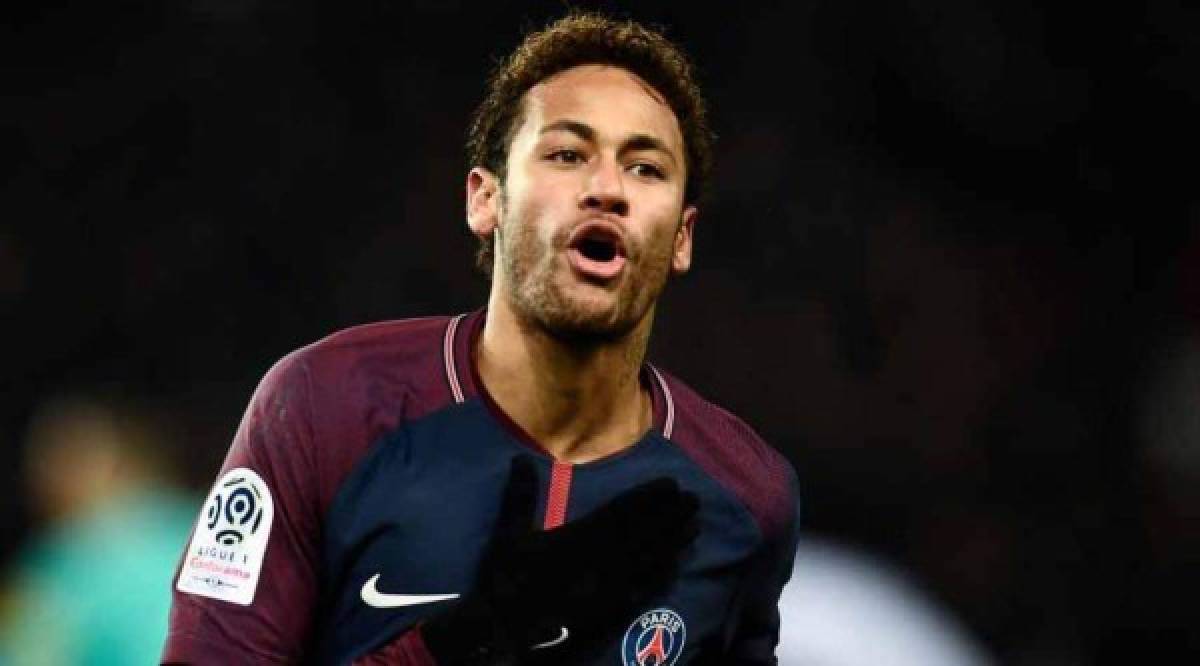 Neymar: Según diario SPORT, el delantero del Barcelona le habría dicho a Lionel Messi y Luis Suárez que volverá al Barcelona para la próxima campaña. <br/>