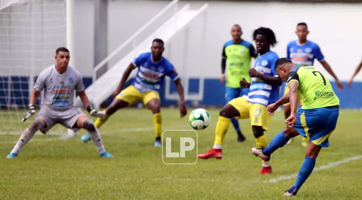 Mario Martínez le pegó de zurda en esta ocasión, pero salió desviado del arco del Victoria.