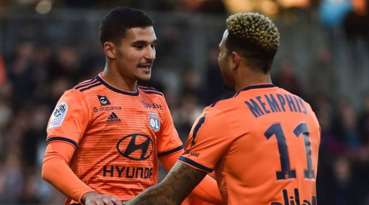 Lyon's French midfielder Houssem Aouar (L) celebrates with Lyon's Dutch forward Memphis Depay (R) after scoring a goal during the French L1 football match between Angers (SCO) and Lyon (OL), on October 27, 2018, at the Raymond-Kopa Stadium, in Angers, northwestern France. (Photo by JEAN-FRANCOIS MONIER / AFP) (Photo credit should read JEAN-FRANCOIS MONIER/AFP/Getty Images)