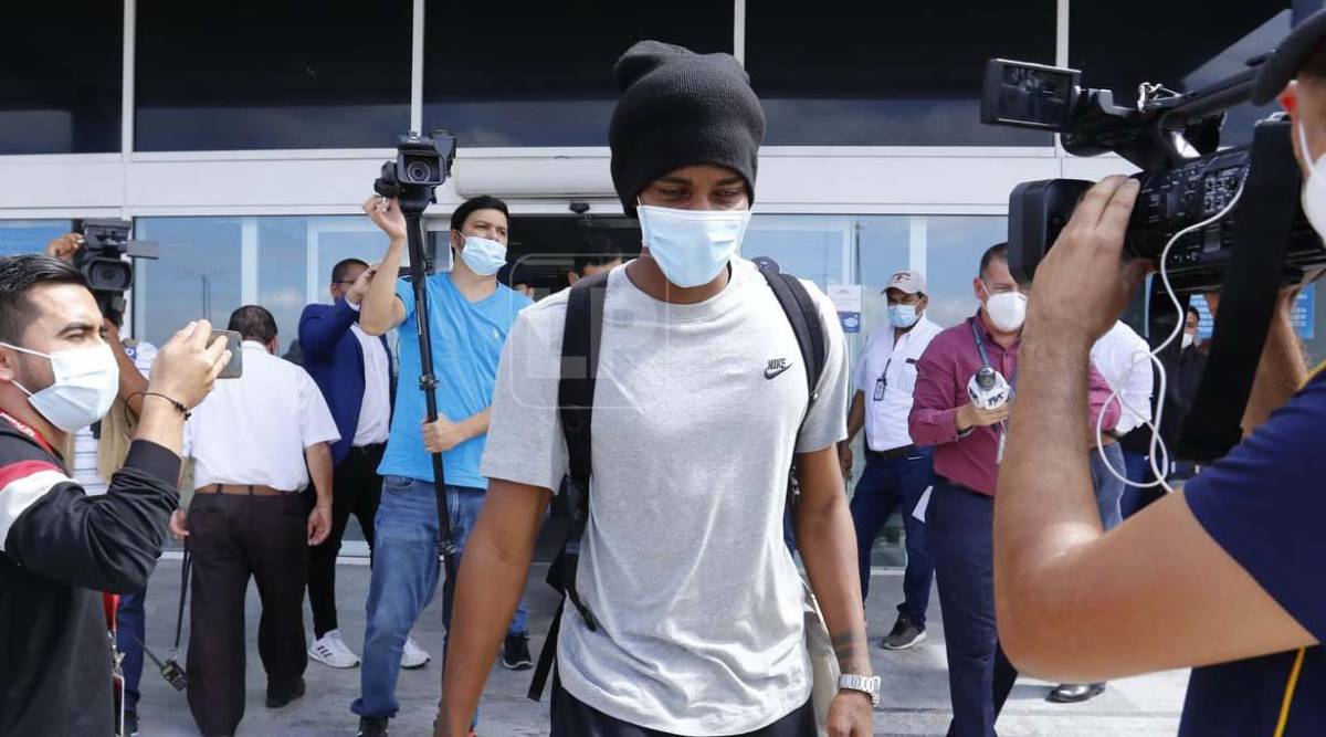 Bryan Róchez en el momento que llegaba al Aeropuerto Ramón Villeda Morales.