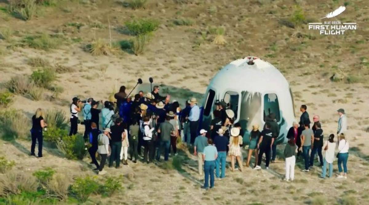 Las imágenes del viaje de 11 minutos del multimillonario Jeff Bezos al espacio