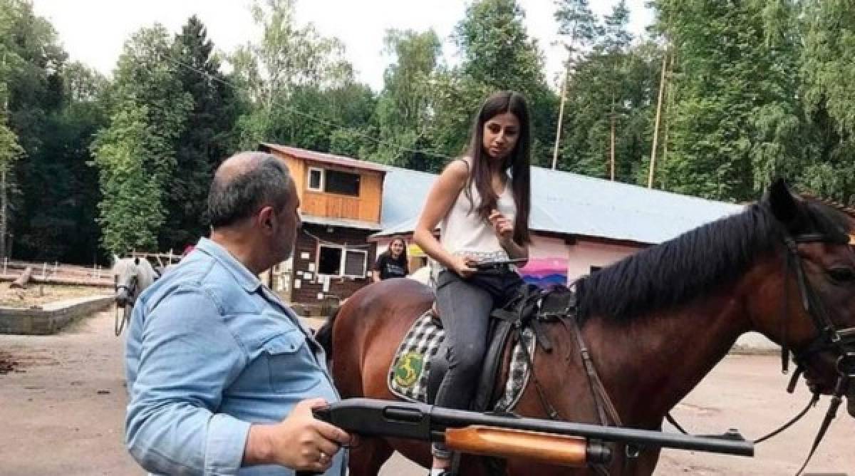 Mikhail Khachaturyan, el padre abusador, junto a su hija menor María Khachaturyan.