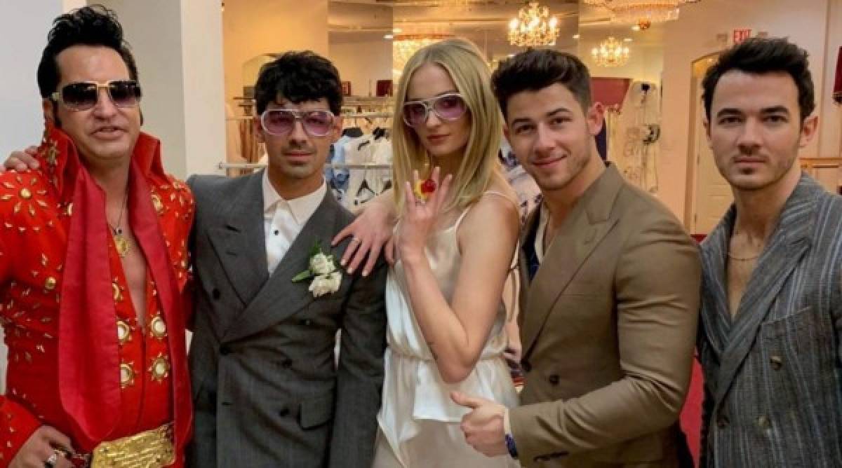 Durante su pasó por 'The Graham Norton Show', Turner habló sobre su boda con Joe Jonas en Las Vegas, donde fueron casados por un imitador de Elvis Presley. A la unión asistieron los hermanos de Joe Jonas, Nick y Kevin Jonas, cada uno con sus respectivas esposas.<br/>