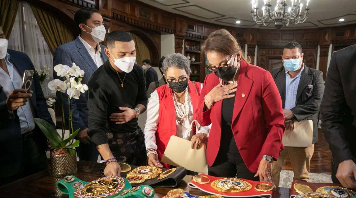 Momento en donde Teófimo López le obsequiaba a la presidenta Xiomara Castro uno de sus cinturones conquistados.